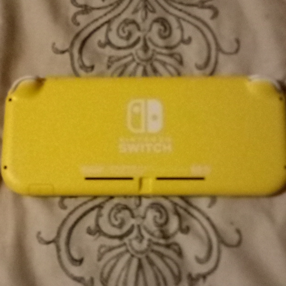 Nintendo Switch - Picture 2 of 4